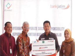 Dorong Peningkatan Kualitas Hidup Masyarakat, Bank Jatim Serahkan CSR Jamban Sehat ke Pemkab Sidoarjo
