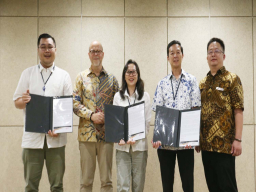 Wakil Presiden Direktur BCA Armand Hartono (kedua kanan), EVP e-Channel & Settlement Service BCA Reni Septiana (tengah), serta VP BCA Christian Cahyady (paling kiri), menerima penghargaan dari European-Asian Management Institute (EAMI) pada Jumat (23/5).