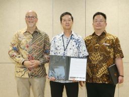 Penghargaan dari European-Asian Management Institute (EAMI) mempertegas kepemimpinan strategis Wakil Presiden Direktur BCA Armand Hartono (foto atas - tengah) dalam membentuk arah transformasi BCA yang berkelanjutan.
