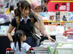 Dengan tema "Ubah Dunia, Satu Buku Setiap Waktu," BBW Surabaya 2025 menawarkan lebih dari 350.000 buku baru berbahasa Inggris dengan diskon hingga 90%.