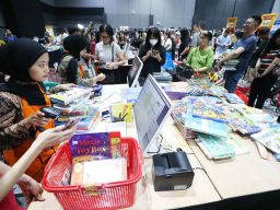Antrean panjang di kasir dalam gelaran Big Bad Wolf Books Surabaya 2025, di Surabaya