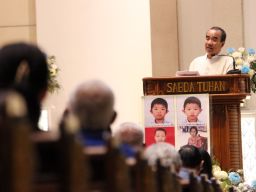 Romo Alexius Kurdo Irianto, yang memimpin misa, menegaskan bahwa peringatan ini bukan sekadar mengenang tragedi, melainkan sebagai sarana memperkuat iman dan persaudaraan antarumat beragama.
