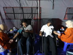 Warga mengikuti donor darah di Halaman Balai Kota Surabaya pada Rabu, 30 April 2025.