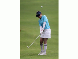 Pegolf melakukan pukulan dalam Turnamen Golf Piala Bergilir Rektor Universitas Airlangga (Unair) 2025