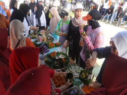Warga Bulukumba Antusias Dukung Kampanye Jajanan Sehat Bebas Plastik di Pantai Merpati