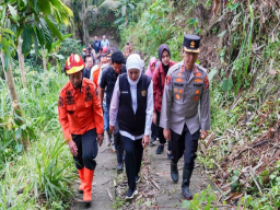 Cek Lapangan, Gubernur Khofifah Susuri Medan Curam Dampak Longsor Trenggalek