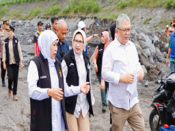 Gubernur Khofifah Bersama Bunda Indah Meninjau Perbaikan Tanggul Jebol di Lumajang