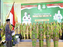 PBNU Resmi Melantik Khofifah sebagai Ketua Umum Dewan Pembina PP Muslimat NU 2025–2030