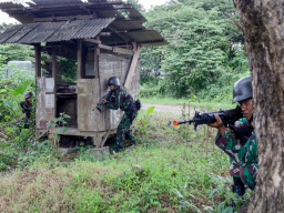 Prajurit Batalyon Infanteri 3 Marinir (Yonif 3 Marinir) melaksanakan latihan serangan intensif di daerah latihan Jajar Tunggal Gunungsari, Surabaya