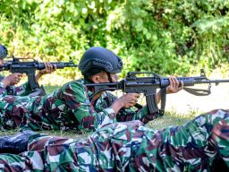 Kemampuan dasar menembak adalah hal mutlak yang harus dimiliki setiap prajurit.