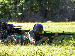 Prajurit Batalyon Infanteri 1 Marinir melaksanakan latihan menembak zeroing senjata di Lapangan Tembak Praka Marinir Handoyo, Brigif 2 Marinir, Gedangan, Sidoarjo
