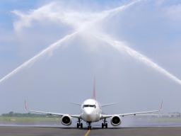 Maskapai Nam Air Boeing 737 disambut dengan tradisi water salute di Bandar Udara Juanda Surabaya, di Sidoarjo, Jawa Timur, Kamis (29/5/2025).  Foto: Ali Masduki
