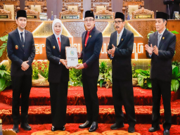 Tepat di Hari Lahir ke-60 Gubernur Khofifah, DPRD Jatim Setujui LKPJ Akhir Tahun Anggaran 2024