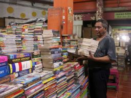 Penurunan minat baca serta masifnya penggunaan teknologi digital menjadi pemicu utama kemerosotan pasar.
