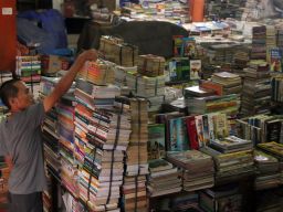 Para pedagang mencoba bertahan semampunya. Beberapa masih menggantungkan hidup dari penjualan buku bekas, meskipun pendapatan jauh dari kata layak.