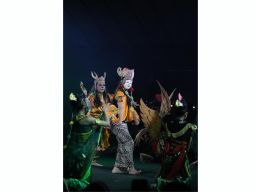 Pertunjukan yang mengangkat lakon "Panji Laras" ini berlangsung selama sekitar 60 menit dan seluruh pemain serta pengrawitnya adalah anak-anak muda