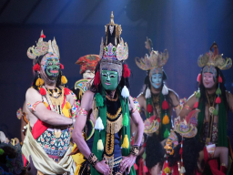 Seniman mementaskan pertunjukan wayang topeng Panji dengan lakon "Panji Laras" di Gedung Taman Krida Budaya Kota Malang, Minggu (04/5/2025) malam.