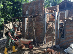 Prajurit Yonif 1 Marinir Bersama Masyarakat Bangun Rumah Layak Huni dalam TMMD di Jember