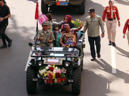 Wakil Wali Kota Surabaya Armuji menyapa warga ketika mengikuti Parade Surabaya Vaganza 2025.