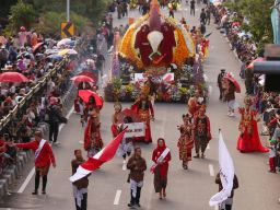 Parade ini menjadi puncak perayaan Hari Jadi Kota Surabaya (HJKS) ke-732, menyuguhkan pertunjukan budaya yang memikat