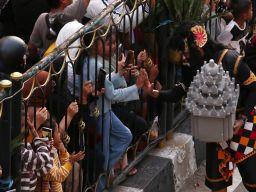 Pemerintah Kota Surabaya berencana menjadikan Parade Surabaya Vaganza sebagai agenda tahunan dengan tema berbeda setiap tahunnya.