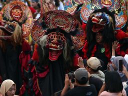 Parade ini menjadi puncak perayaan Hari Jadi Kota Surabaya (HJKS) ke-732, menyuguhkan pertunjukan budaya yang memikat dengan tema "The Magical of Folktales" atau Keajaiban Dongeng Rakyat.
