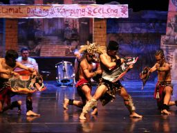 Pentas ini dipersembahkan oleh Dimar Dance Theater hasil kolaborasi antara organisasi kebudayaan Wisma Jerman dan seniman Kota Surabaya