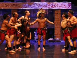 Ritus Negeri Celeng dipentaskan di Gedung Kesenian Cak Durasim Surabaya pada Kamis malam (15/5)