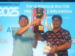Turnamen Golf Piala Bergilir Rektor Unair 2025 menegaskan komitmen universitas dalam mendukung gaya hidup sehat