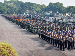 Prajurit TNI dan Polri mengikuti Apel Gabungan TNI-Polri di Kesatrian Marinir Sutedi Senaputra, Surabaya, Rabu (18/6/2025).