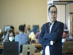 Antara Algoritma dan Getar Suara Manusia: Masa Depan Penyiar Radio di Indonesia