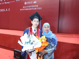Hadiri Wisuda Jalaluddin Mannagalli, Gubernur Khofifah Jadi Tamu Kehormatan di Peking University Tiongkok