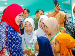 Gubernur Khofifah Ajak 100 Anak Yatim Piatu dan Difabel di Kota Malang Belanja Kebutuhan Sekolah