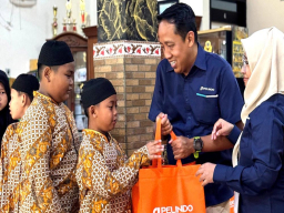 Pelindo Terminal Petikemas Salurkan 400 Paket Sembako untuk Anak Yatim di Surabaya