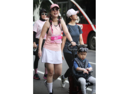 Ajang lari 5K ini bukan sekadar perlombaan, tetapi perpaduan unik antara olahraga, hiburan, dan aksi sosial yang berhasil menyedot antusiasme warga Surabaya.