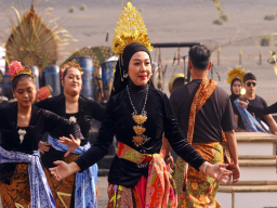 Keterlibatan Istri Wali Kota Probolinggo, dr Evariani, semakin memperkuat pameran batik dan pertunjukan tari.