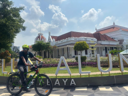 Singgah di Surabaya, Sahil Jha, Kayuh Sepeda Kampanyekan #SAVESOIL Keliling Dunia