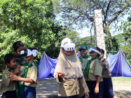 Peserta didik SD Muhammadiyah 7 Jagir, Surabaya, menjajal teknologi Virtual Reality (VR) yang terhubung ke dalam aplikasi digital Ekofem Edu