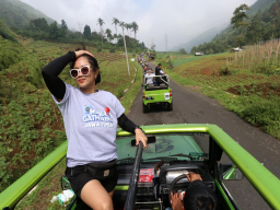 Wisatawan menikmati perjalanan seru dengan menggunakan Jeep Dieng.