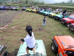 Jeep trip ini bukan hanya menarik bagi adrenalin, tetapi juga sangat instagramable, cocok untuk menciptakan kenangan indah bersama keluarga atau sahabat.