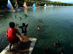 Untuk keluarga dan anak-anak, pantai ini menyediakan permainan anak-anak yang menarik