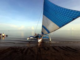 Ukiran pengunjung dengan latar belakang keindahan pantai
