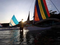 Nelayan mengembangkan layar perahunya tatkala pagi tiba