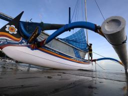 Bagi yang ingin menikmati suasana tanpa basah, tersedia juga perahu layar yang siap mengantar wisatawan mengarungi laut