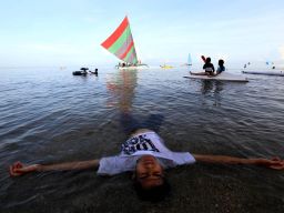 Pantai Pasir Putih menawarkan berbagai pilihan aktivitas seperti berenang, menyelam, dan berselancar yang dapat dinikmati sesuai minat dan kemampuan.