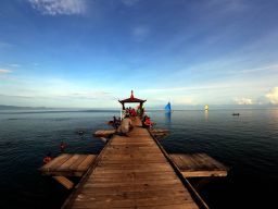 Keunikan pantai ini juga terlihat dari morfologi pantai yang melengkung menghadap laut dengan latar belakang hutan yang rimbun