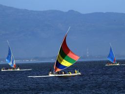 Bagi yang ingin menikmati suasana tanpa basah, tersedia juga perahu layar yang siap mengantar wisatawan mengarungi laut sambil menikmati keindahan bawah laut dari kapal.
