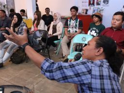 Kekhawatiran akan dampak kesehatan ini mendorong Aliansi Jurnalis Independen (AJI) Kota Surabaya untuk menggelar diskusi.