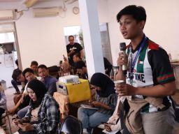 Peserta diskusi saat melakukan tanya jawab dengan AJI Surabaya dan Walhi Jatim