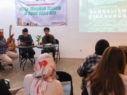 Ketua AJI Surabaya Andre Yuris (kiri) dan Staff Kampanye Divisi Jaringan Publik Walhi Jatim Muhammad Jibril (dua kiri) saat sesi diskusi.
